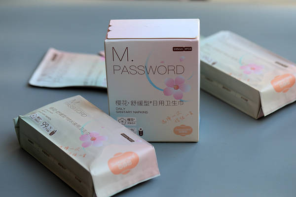 辛巴第五次宣布“退网”其自创卫生巾品牌正陷入“致癌物”风波！